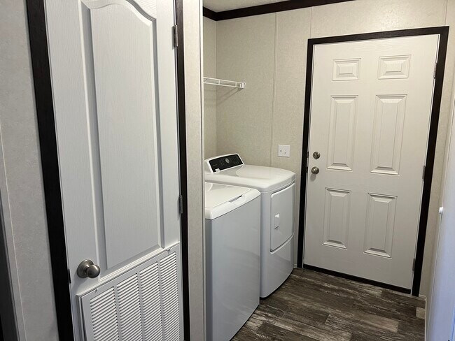 Foto del edificio - 5192 Champagne Dr