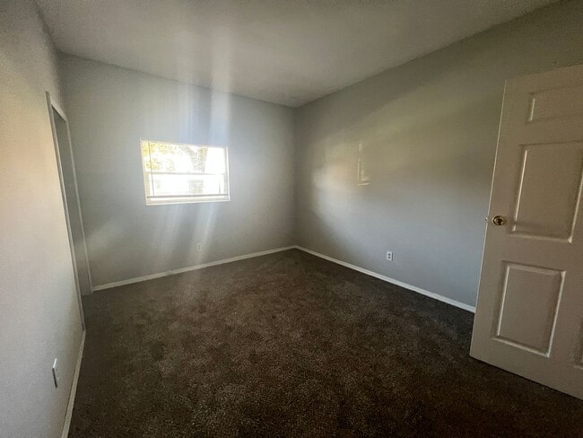 Building Photo - 2 Bedroom, 1 Bath Home In Columbus!