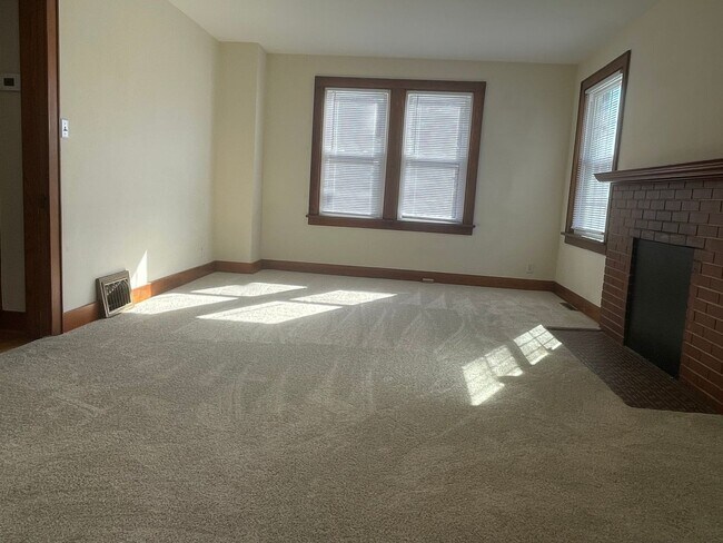 Foto del edificio - BRICK & ROLL  3 BEDROOM 1.5 BATH PARADISE ...