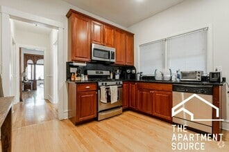 Building Photo - 3010 N Greenview Ave