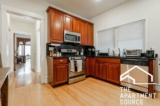Building Photo - 3010 N Greenview Ave