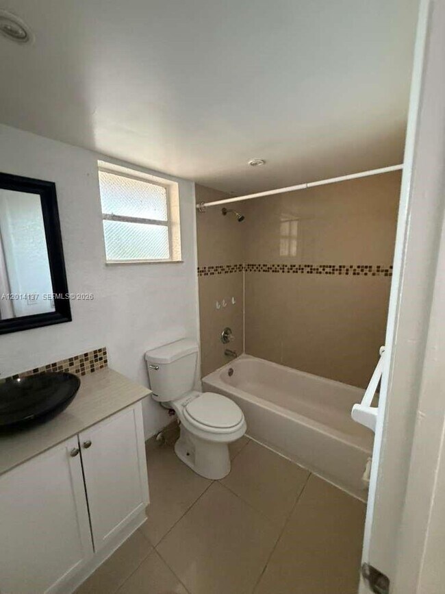 Foto del edificio - 575 W 69th St