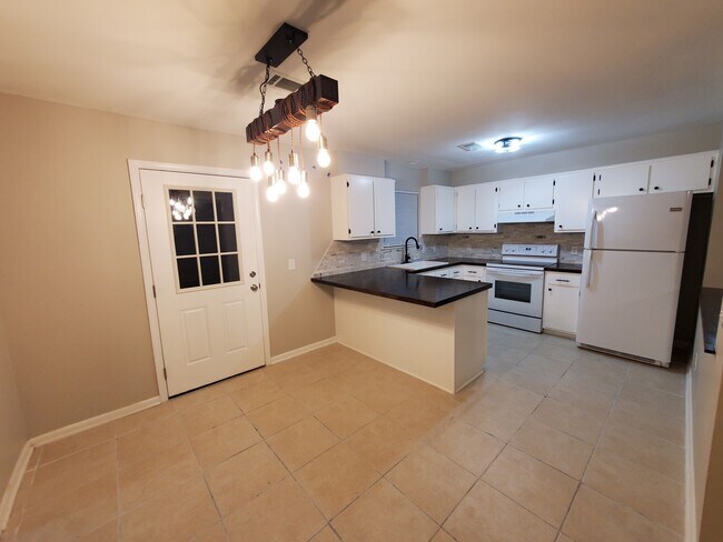 Building Photo - 979 White Cir