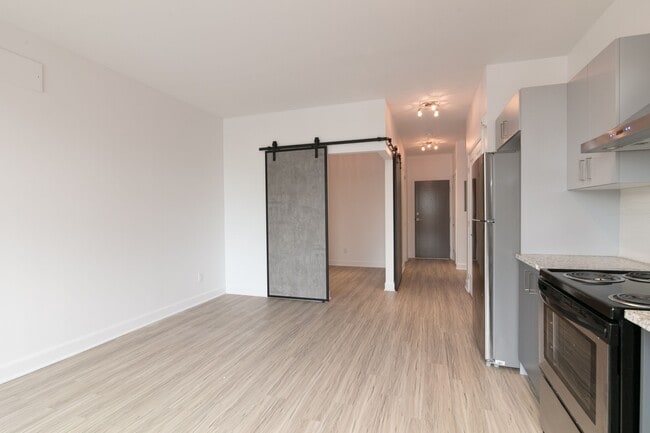 Building Photo - 6600 Av. de Darlington