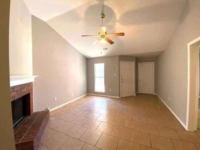 Foto del edificio - ****JUST REDUCED****5654 April Drive South...