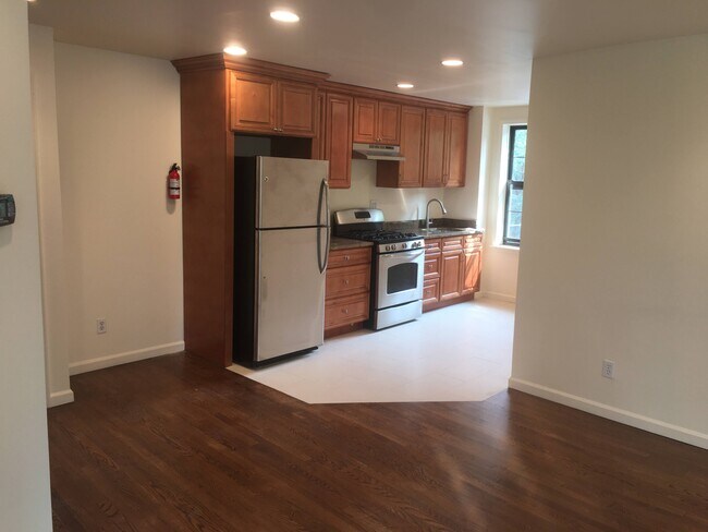 Building Photo - 27 Saint James Pl