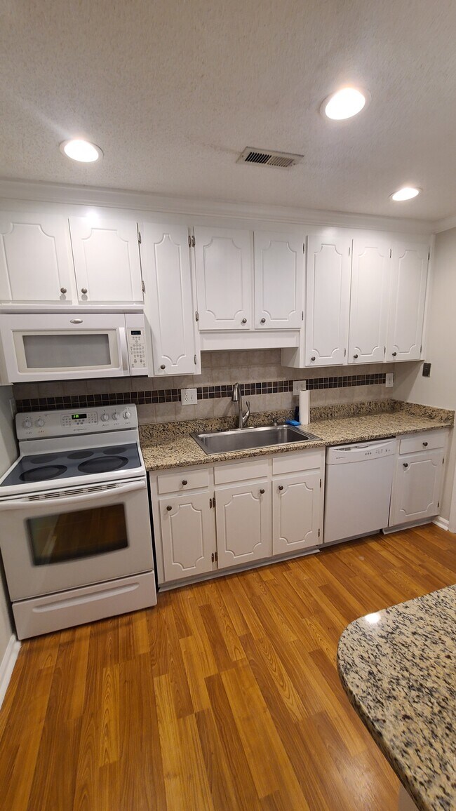 Kitchen - 208 Twin Oaks Plz