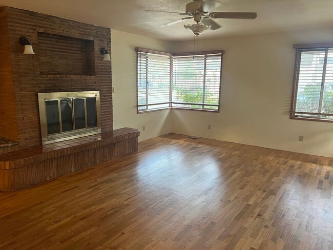 Building Photo - Charming home in a great neighborhood