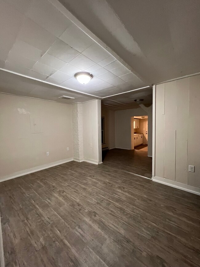 Building Photo - 11 E Pall Mall St