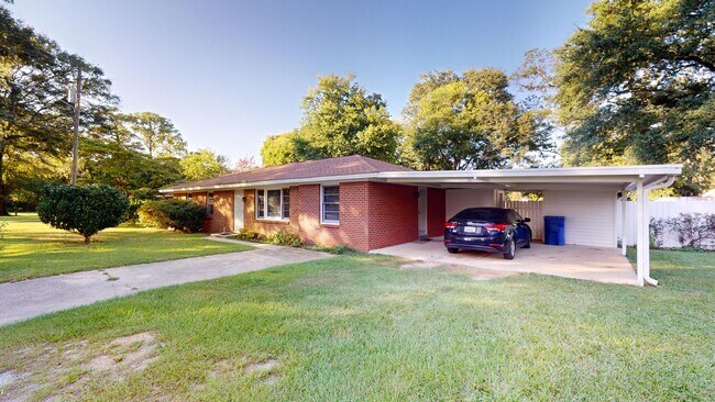 Building Photo - Large 3 bedroom, 1.5 bath located on a corner lot in Prattville.