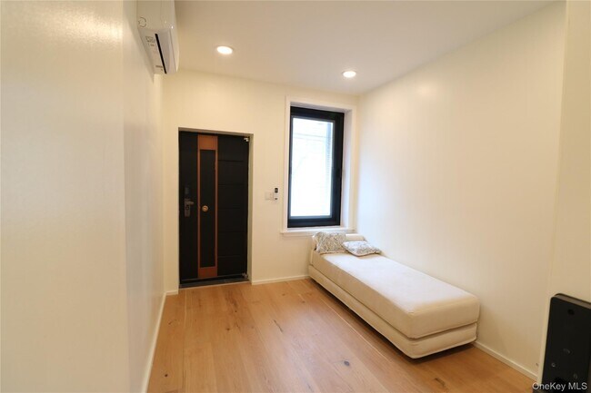 Foto del edificio - 6656 Saunders St