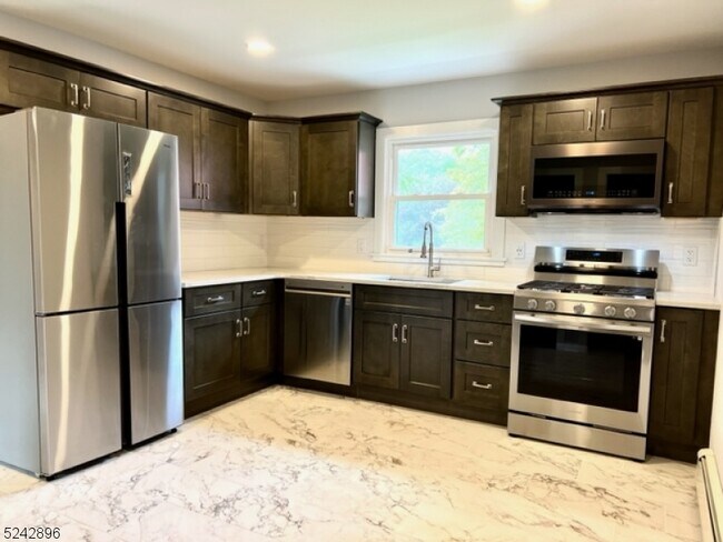 Foto del edificio - 8 Farm Cottage Rd