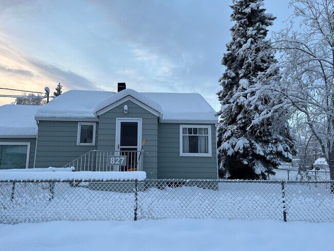 Foto del edificio - Dog-Friendly Tri-Level Home on Double Lot with Fenced Yard