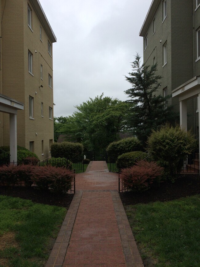 Court Yard - 701 Brandywine St SE