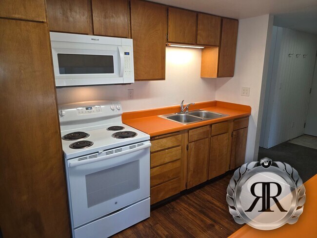 Foto del edificio - 2 Bedroom, 1 Bath duplex, Close to 40th & Summitview