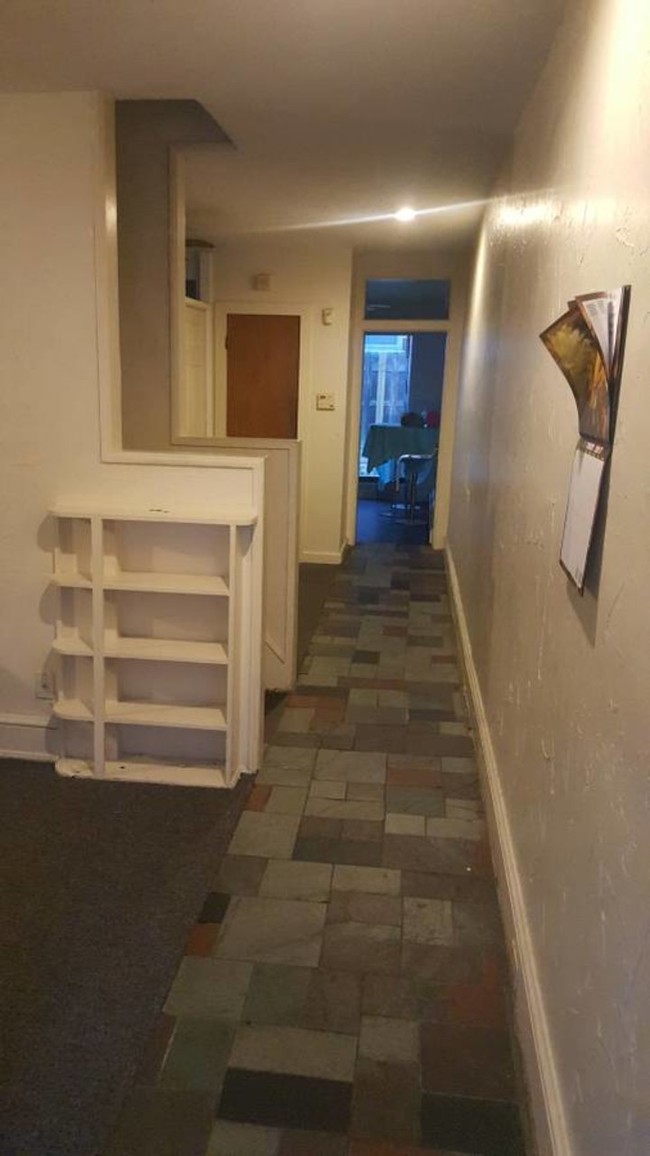 Building Photo - 117 S Van Buren St