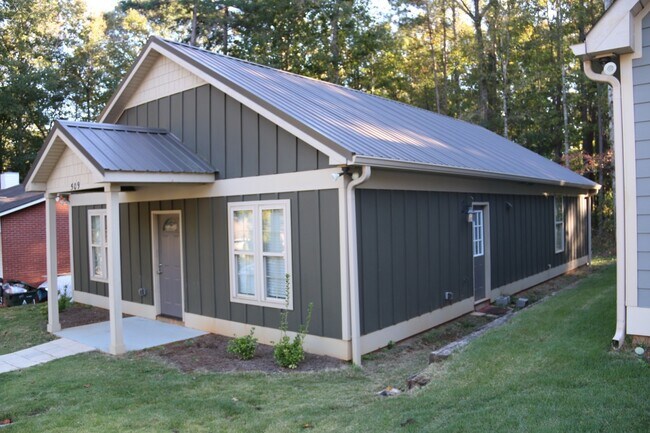 Building Photo - Luxurious Cottage-House Rental in Auburn