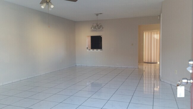 Foto del edificio - 3 Bed 2.5 Bath Townhome | Gated Community ...