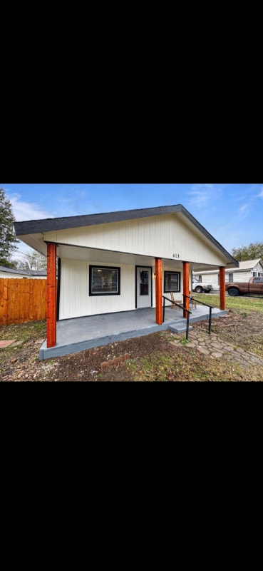 Building Photo - 613 W Sequoyah Ave