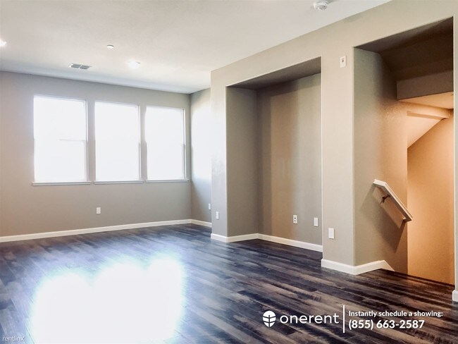 Building Photo - 18000 Navarra Ln