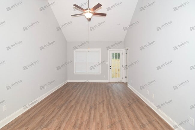Foto del edificio - Like new 3 bed/3 bath single-family home f...