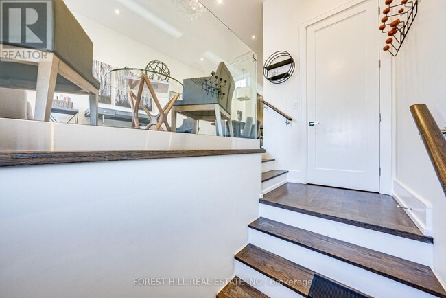 Building Photo - 15 A Roslin Ave