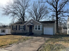 Building Photo - 1206 Hoyt Dr