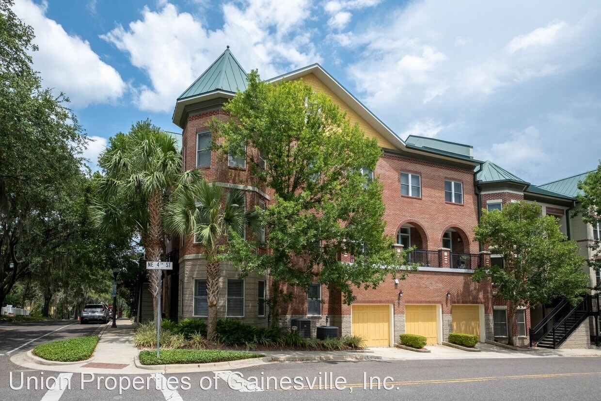 Primary Photo - 3 br, 2.5 bath House - 327 NE 2nd Avenue