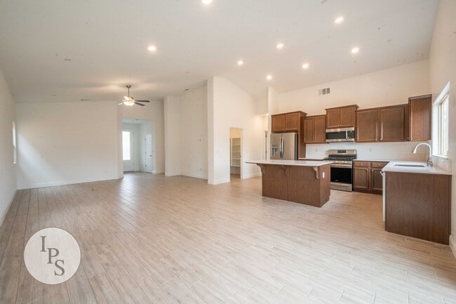 Foto del edificio - 2022 South/East Fresno Home, 4BR/2BA - Lots of Amenities!