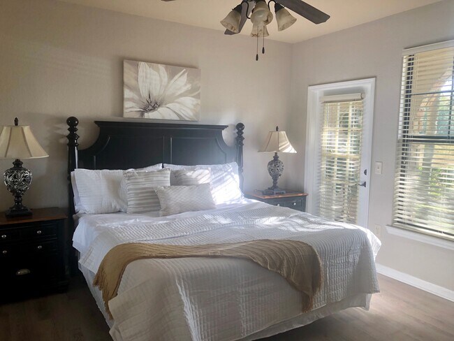 Main Bedroom King size bed - 914 Charo Pky
