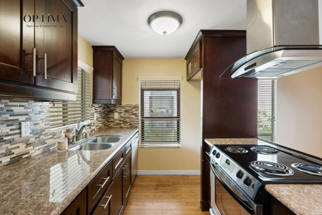 Foto del edificio - Spacious 3-Bedroom Condo with Private Gara...