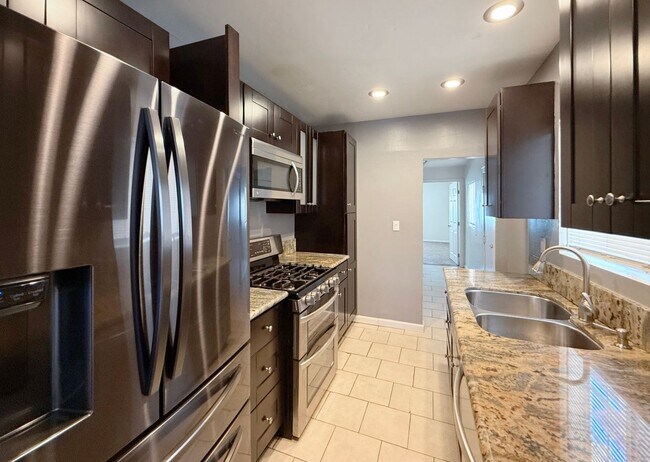 Foto del edificio - Spacious 2B/1BA Upgraded House w/ W/D, Lar...