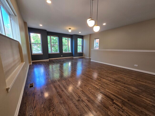 Foto del edificio - 1844 N Lockwood Ave