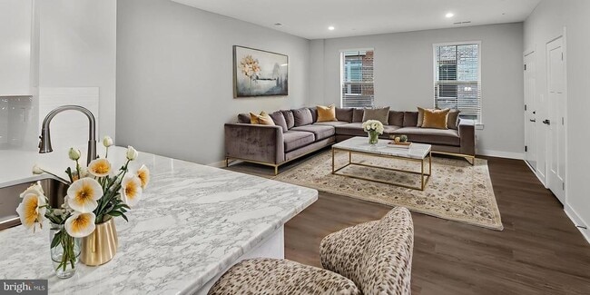 Building Photo - 2542 VERONA Pl