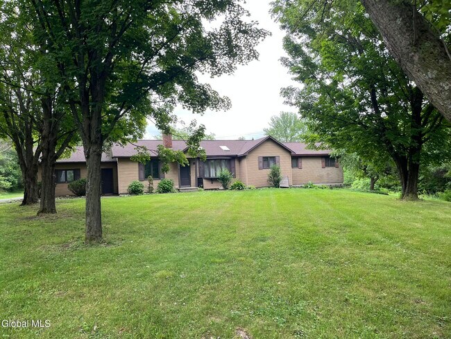 Foto del edificio - 656 Sacandaga Rd