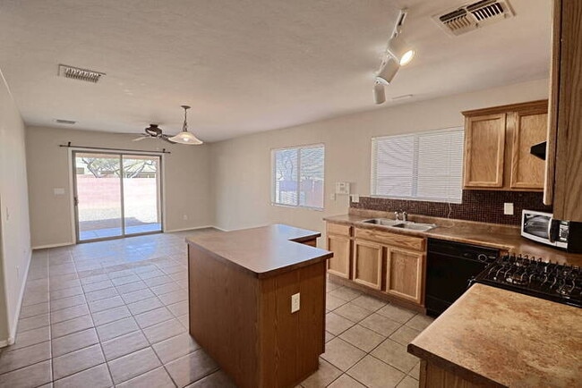 Foto del edificio - 50% OFF FIRST MONTH'S RENT!!!!!!!!!!!! Los Arroyos