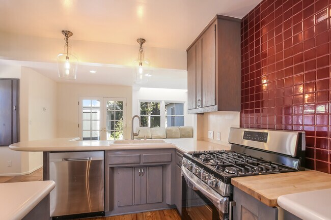 Foto del edificio - 10821 Cushdon Ave