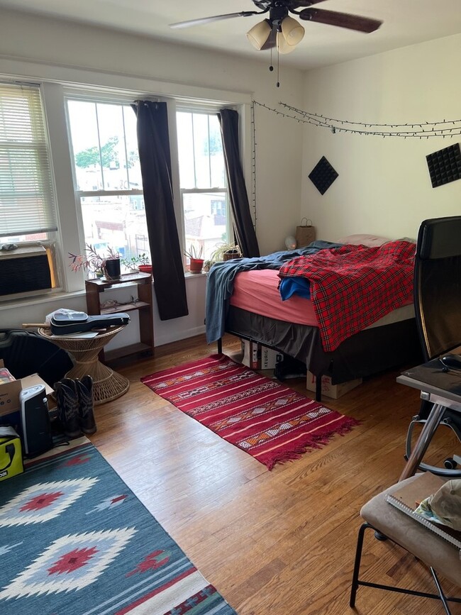 Building Photo - 3840 W Roscoe St