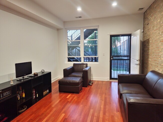 Foto del edificio - 3740 W Wrightwood Ave
