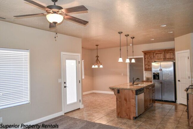 Foto del edificio - 4 bed, 2.5 bath duple unit w/2 car garage
