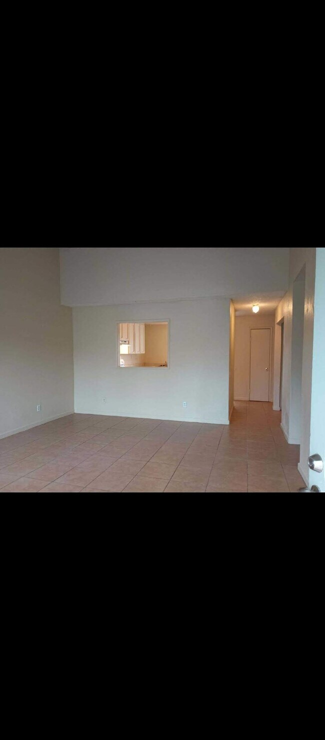 Building Photo - 2112 Sharon Way