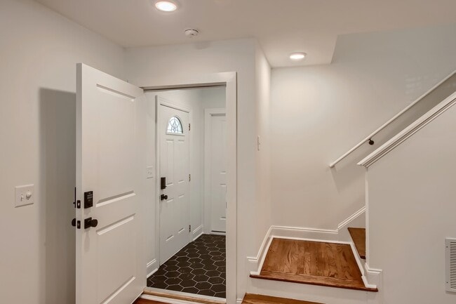 Building Photo - 406 South Columbia Drive, Unit B