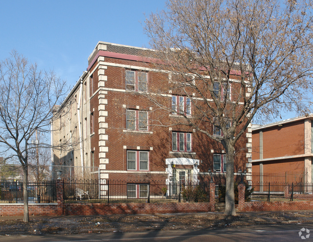 Building Photo - 1818 Park Ave S