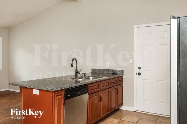Building Photo - 902 S Skyline Dr