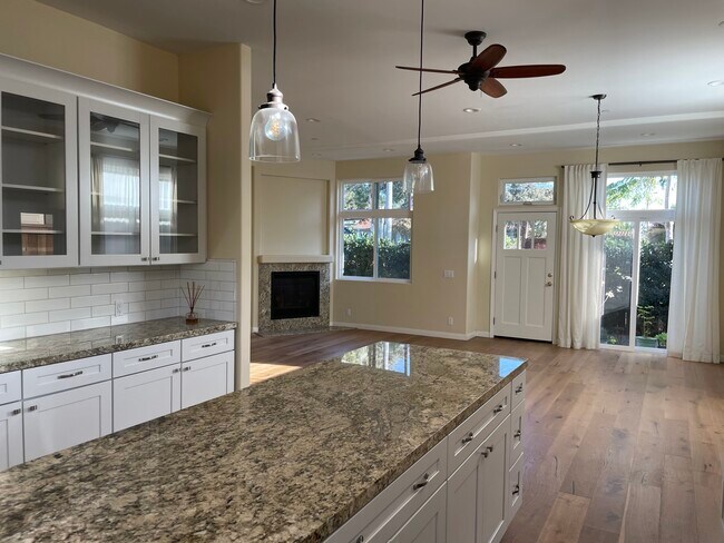 Kitchen family room. 10 foot ceiling - 737 Ozone St