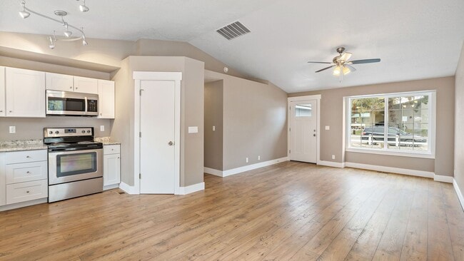 Building Photo - 2911 W Pleasanton Ave