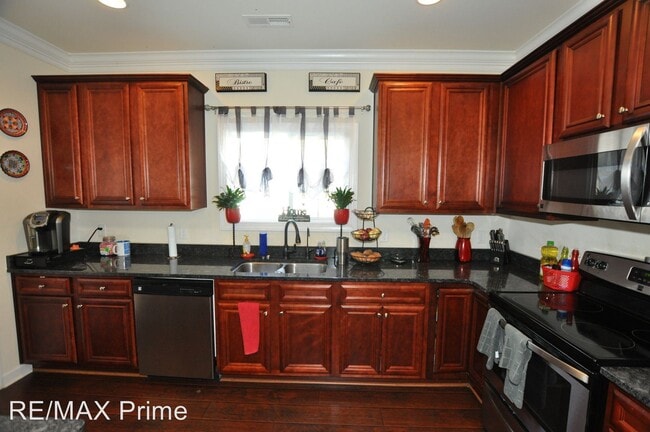 Building Photo - 4 br, 2.5 bath House - 1735 Airport Road