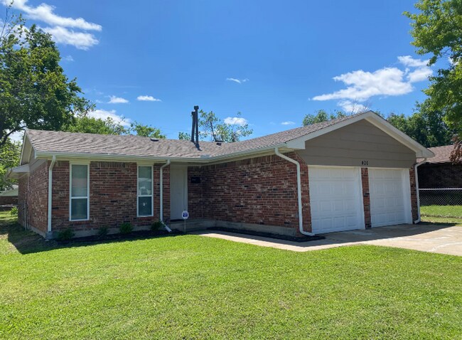 Foto del edificio - Charming 3-Bed, 2-Bath OKC Home with Fenced Yard & Garage!