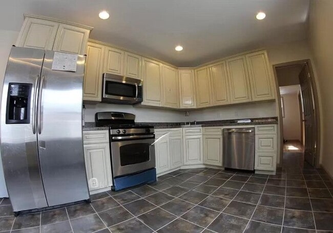 Photo - 6 bedroom, 3 bathroom home FOR RENT