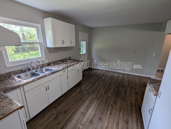 Building Photo - Spacious 4 Bedroom Home in Vermilion Near ...
